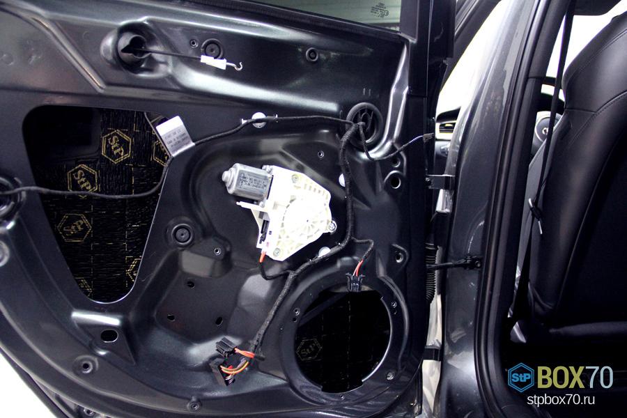 Шумоизоляция левой задней двери Audi A4 вторым слоем