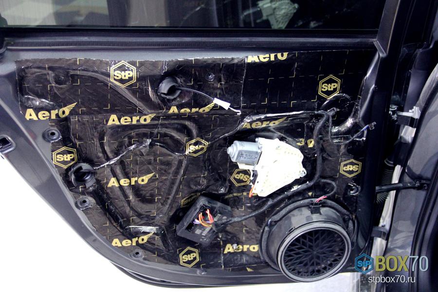 Шумоизоляция левой задней двери Audi A4 третьим слоем