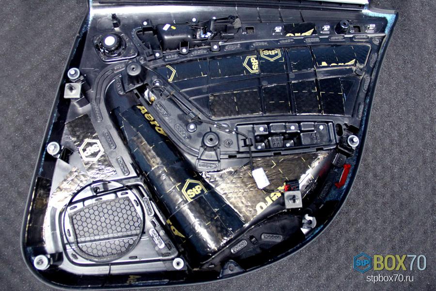 Шумоизоляция пластикового короба левой задней двери Audi A4