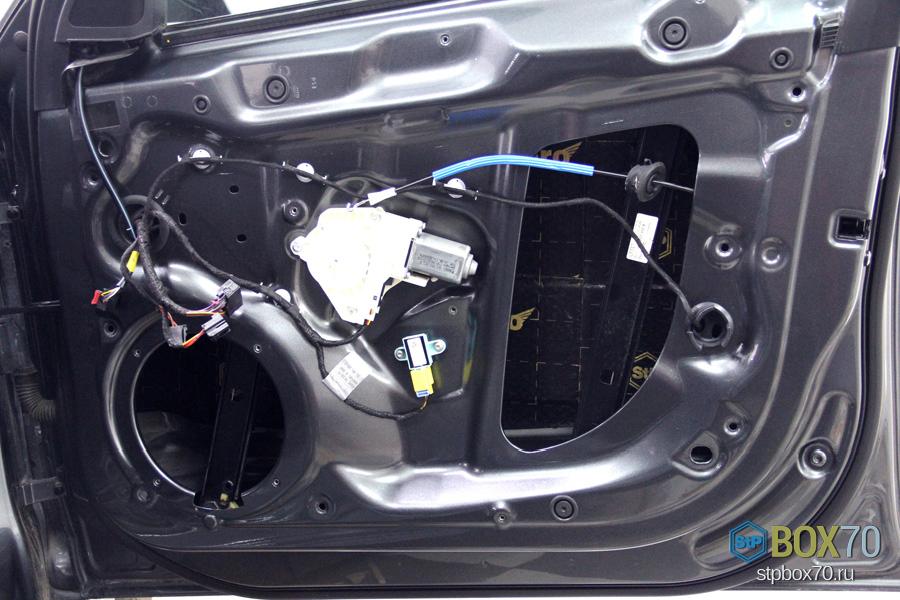Шумоизоляция правой передней двери Audi A4 первым слоем