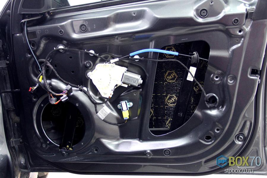 Шумоизоляция правой передней двери Audi A4 вторым слоем материалом Accent Premium