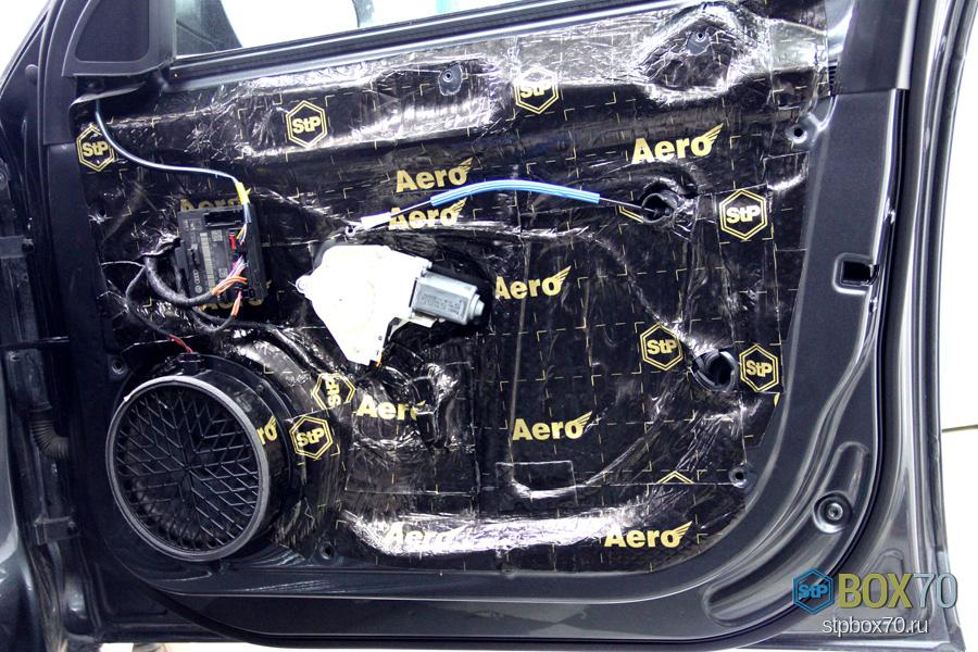 Шумоизоляция правой передней двери Audi A4 третьим слоем материалом StP Aero