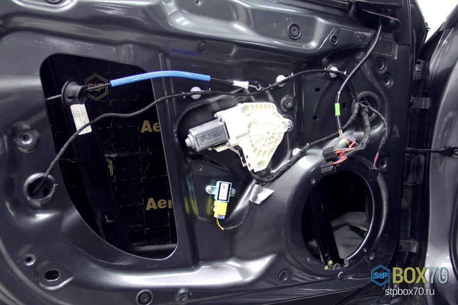 Шумоизоляция левой двери Audi A4 материалом StP Aero