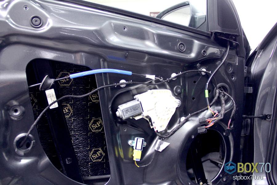 Шумоизоляция левой передней двери Audi A4 второй слой