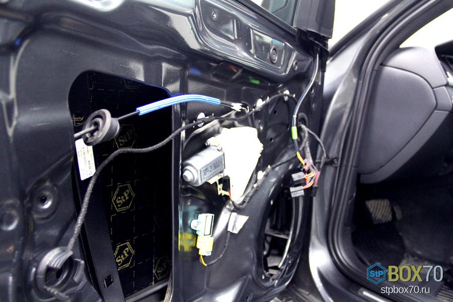 Шумоизоляция левой передней двери Audi A4 второй слой Accent Premium