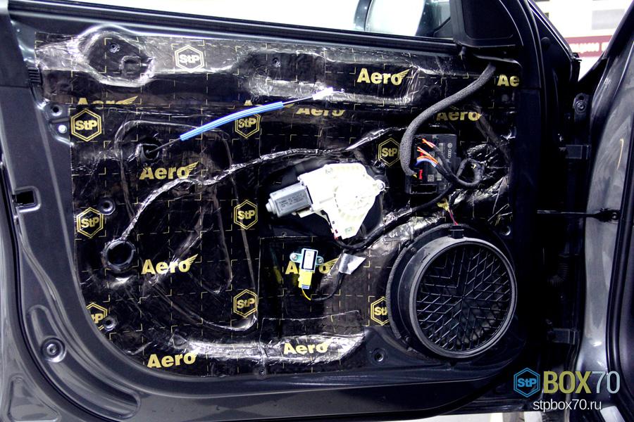 Шумоизоляция левой передней двери Audi A4 третий слой