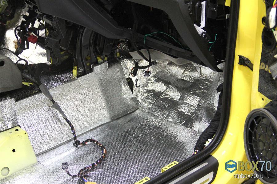Шумоизоляция пола Audi RS Q3 материалом StP Акцент