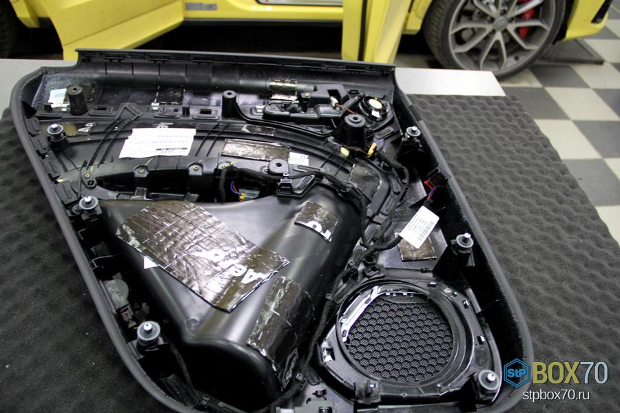 Шумоизоляция дверного пластика Audi RS Q3
