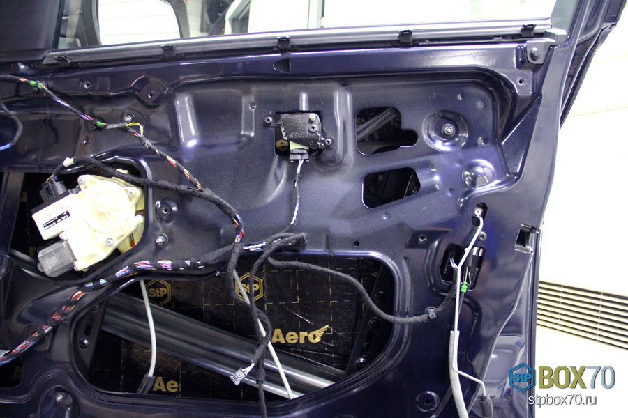 Шумоизоляция правой передней двери BMW X3 первым слоем