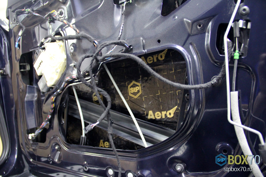 Шумоизоляция правой передней двери BMW X3 первым слоем материалом StP Aero