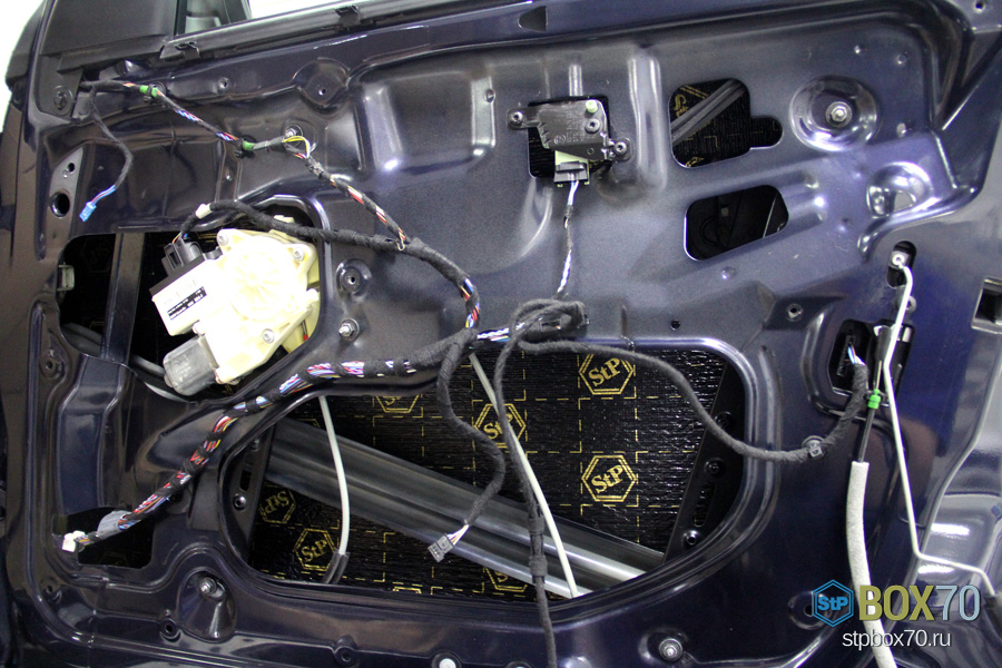 Шумоизоляция правой передней двери BMW X3 вторым слоем Accent Premium