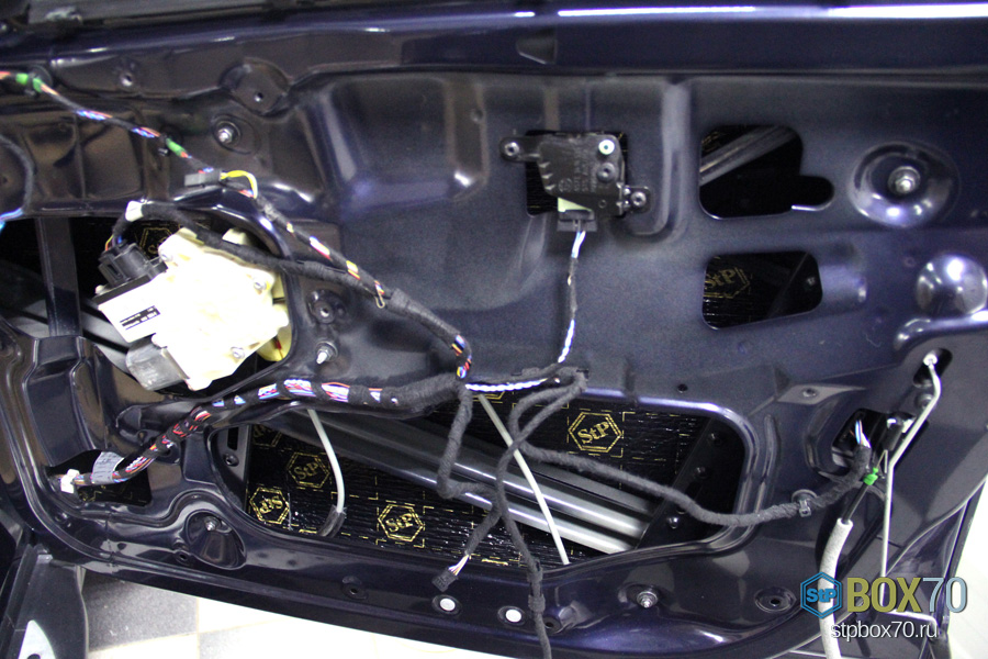 Шумоизоляция правой передней двери BMW X3 вторым слоем