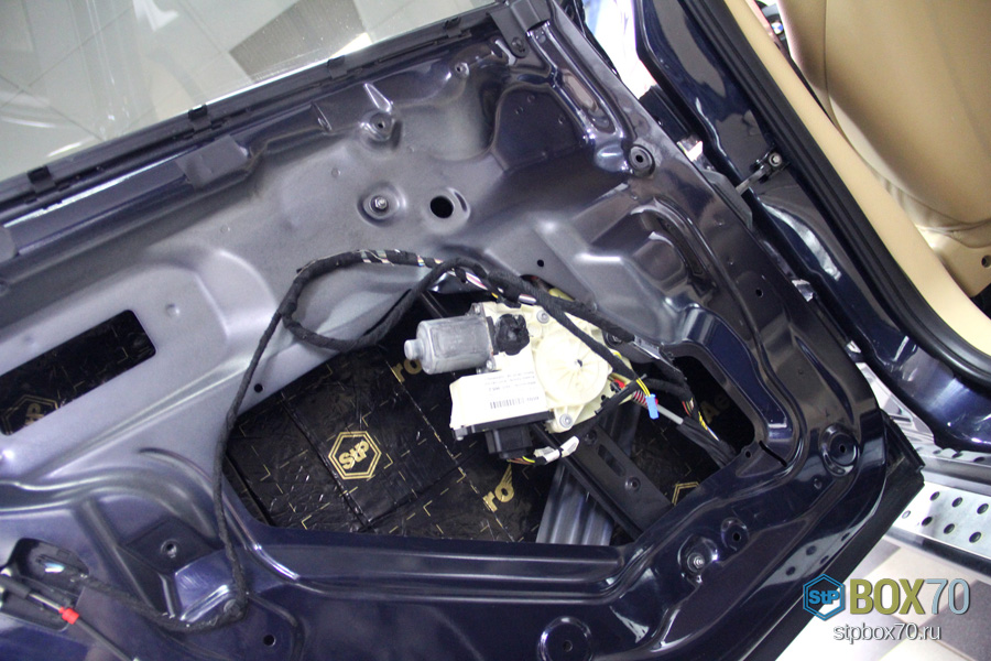 Шумоизоляция левой задней двери BMW X3 первым слоем