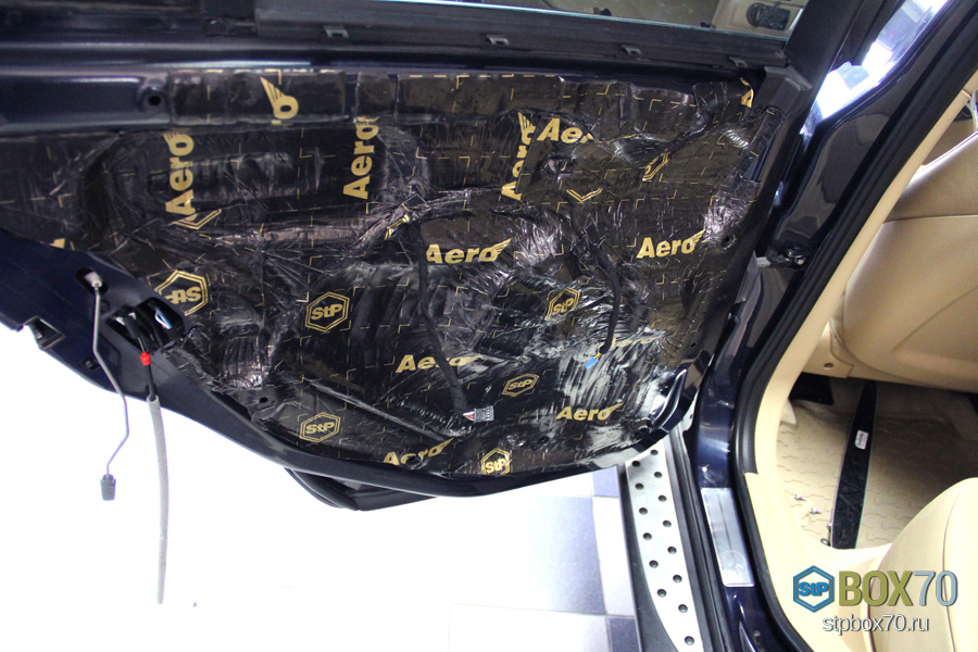 Шумоизоляция левой задней двери BMW X3 третьим слоем