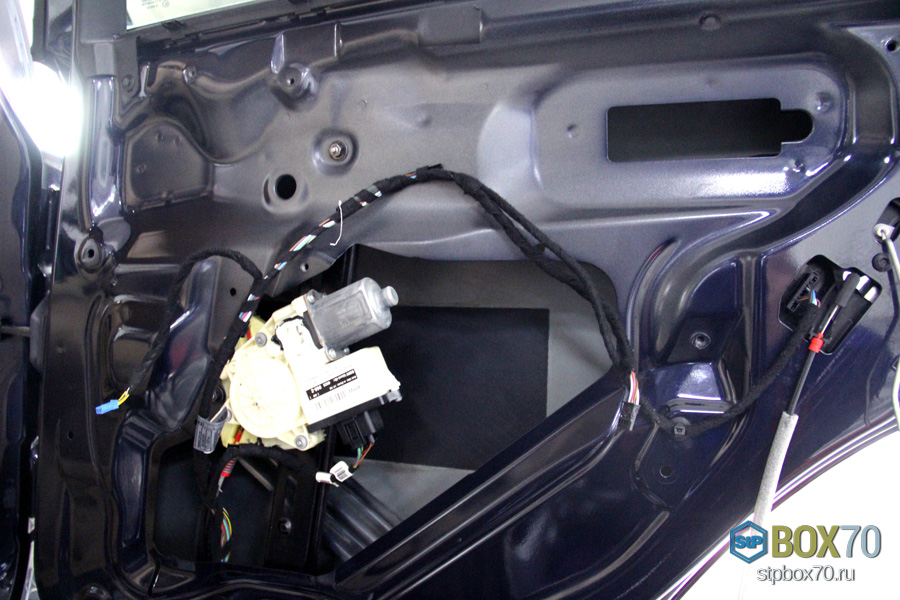 Правая задняя дверь BMW X3 без пластиковой карты и штатной шумоизоляции