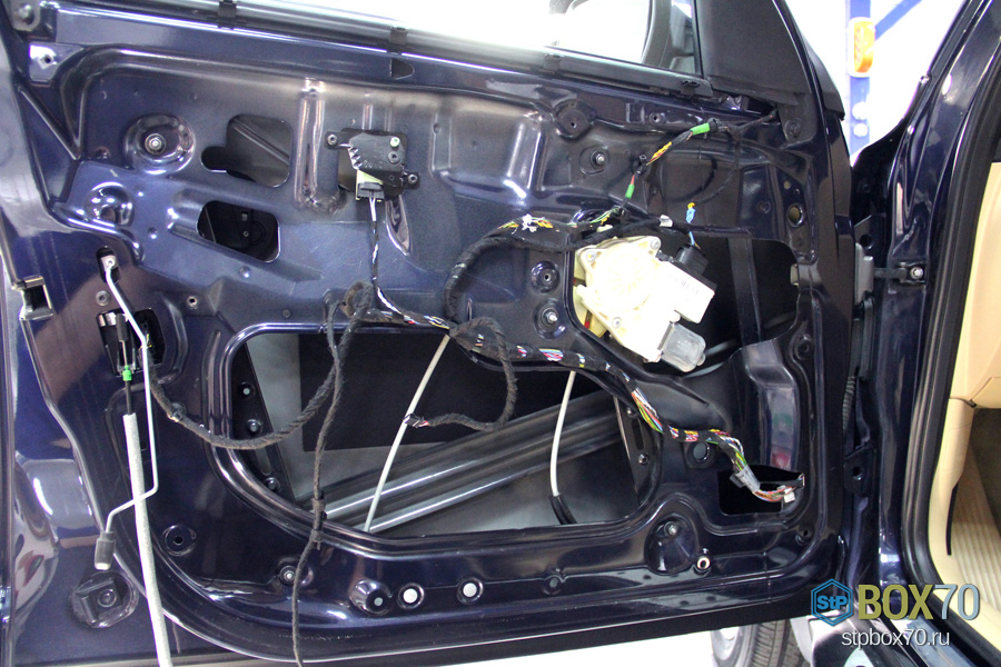 Левая передняя дверь BMW X3 без пластиковой карты и штатной шумоизоляции