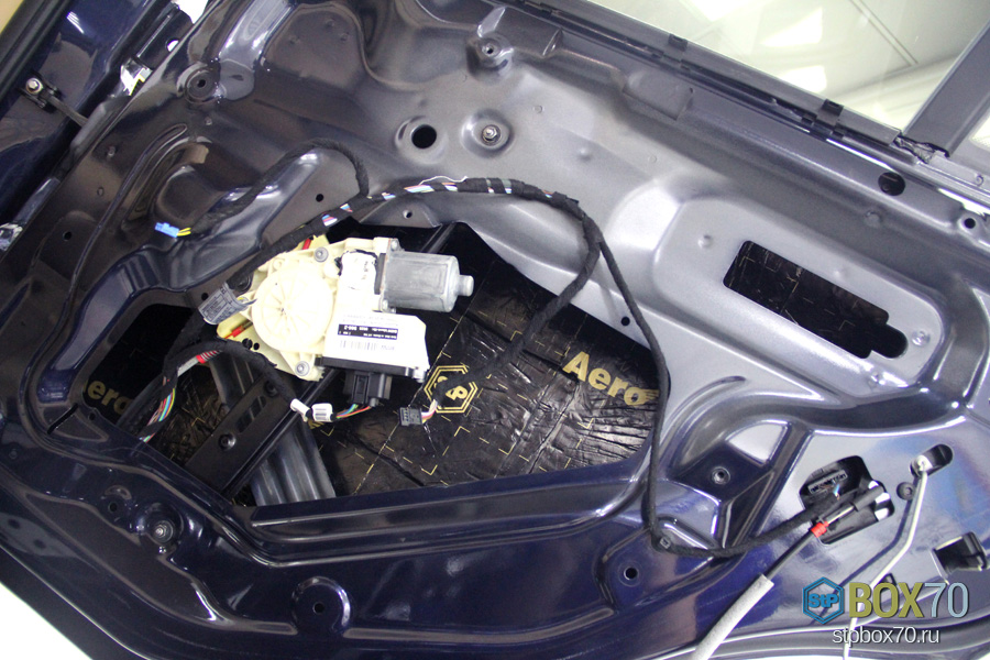 Шумоизоляция правой задней двери BMW X3 первым слоем