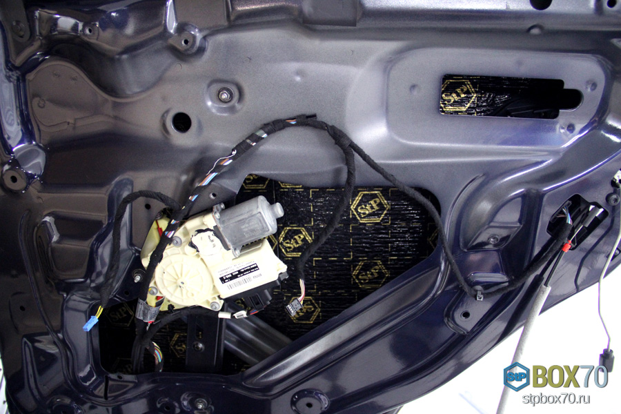 Шумоизоляция правой задней двери BMW X3 вторым слоем