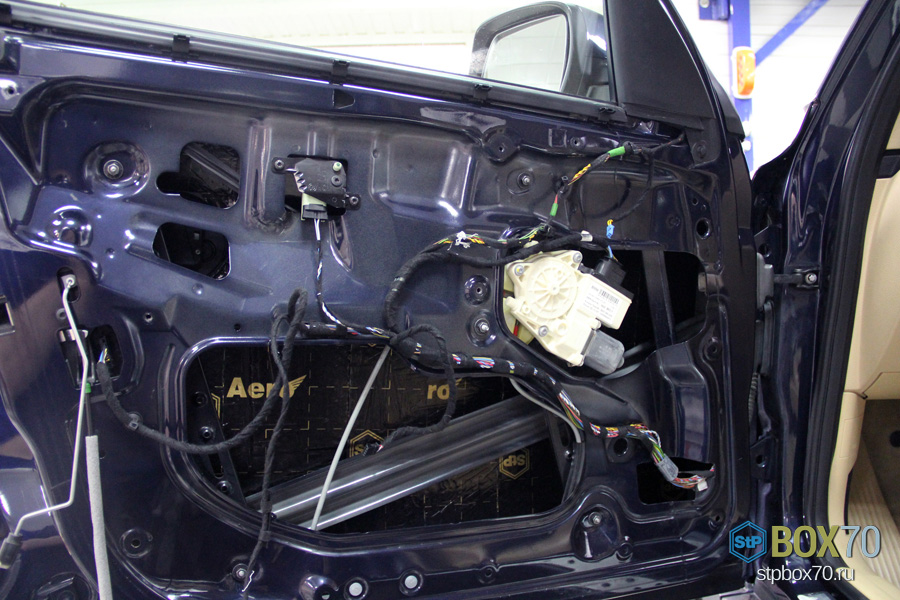 Шумоизоляция левой передней двери BMW X3 первым слоем