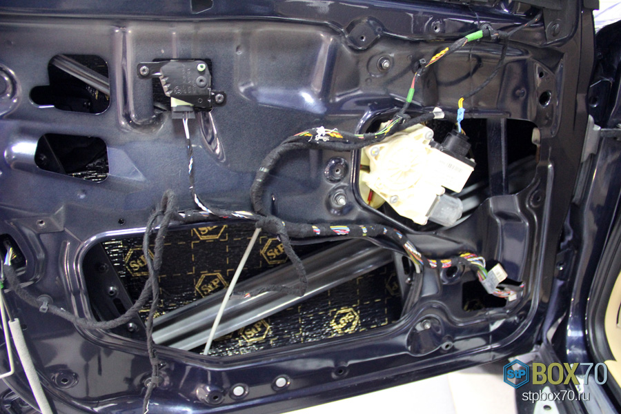 Шумоизоляция левой передней двери BMW X3 вторым слоем