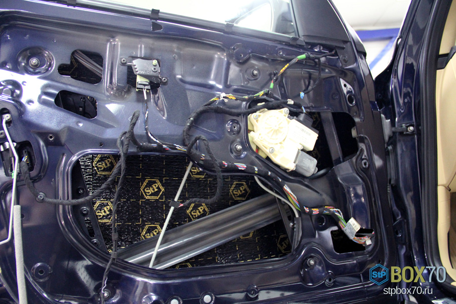 Шумоизоляция левой передней двери BMW X3 вторым слоем Accent Premium
