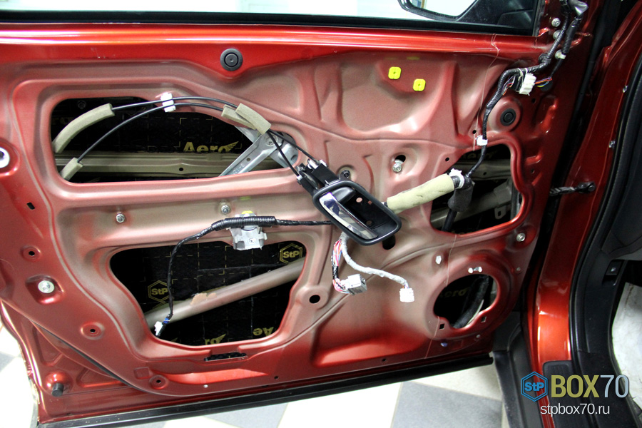 Шумоизоляция задней двери Honda CR-V первый слой