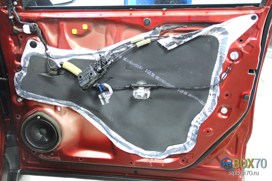 Заводская шумоизоляция двери Honda CR-V