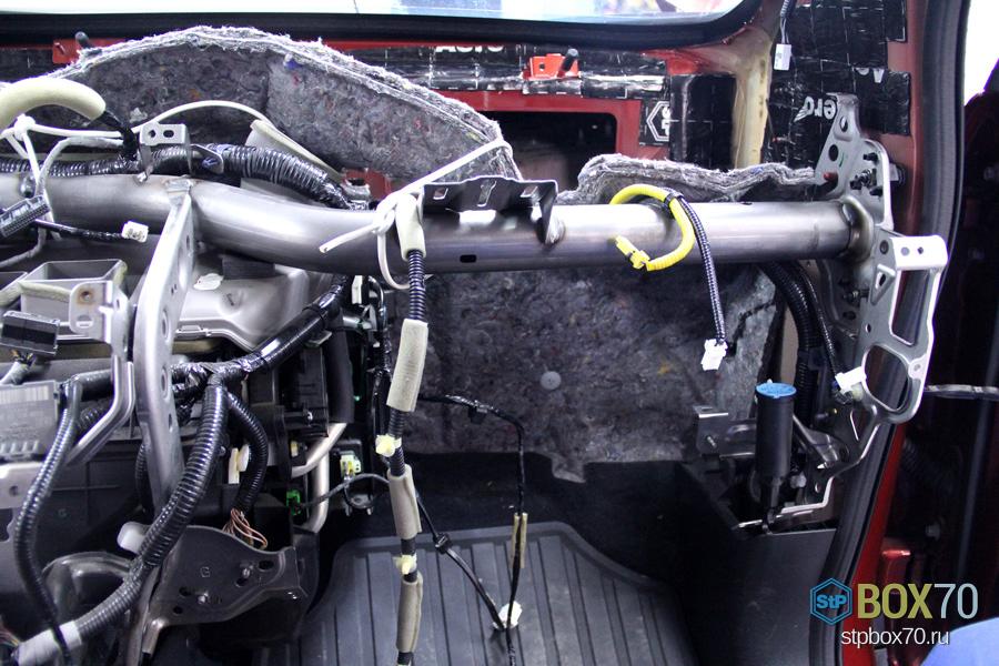 Шумоизоляция панели Honda CR-V справа материалом StP Aero