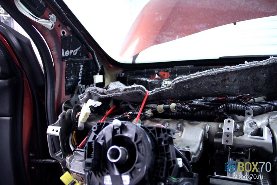 Шумоизоляция панели Honda CR-V слева материалом StP Aero
