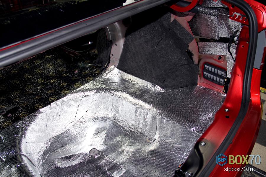 Шумоизоляция пола в районе багажника Lada Vesta