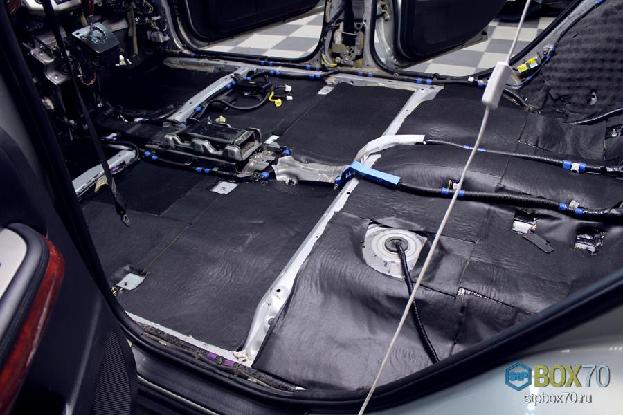 Шумоизоляция пола Lexus RX350 материалом StP Нойз блок 2
