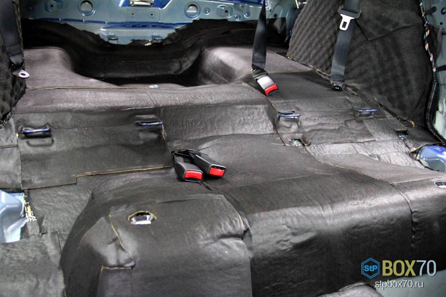 Шумоизоляция пола Mazda 3 материалом стп Нойз Блок