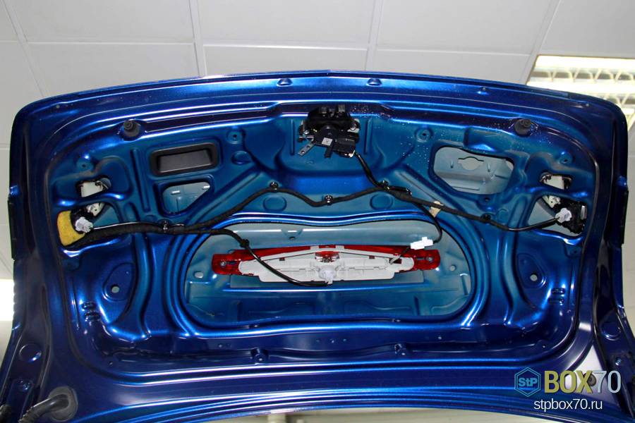 Шумоизоляция крышки багажника Mazda 3