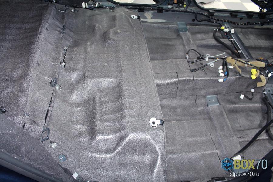 Шумоизоляция пола материалом Барьер 8КС в Nissan Teana 2008
