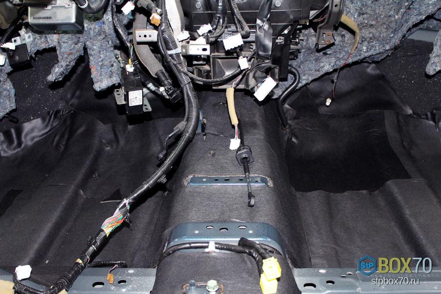 Шумоизоляция пола Nissan Teana 2008 последним слоем в районе селектора коробки передач