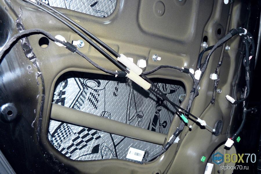 Шумоизоляция двери Toyota Highlander материалом StP Silver