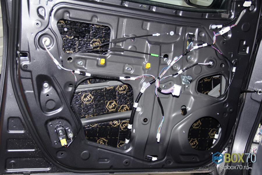 Шумоизоляция левой передней двери Toyota Hilux материалом StP Accent Premium