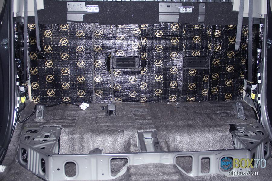 Акцент Премиум использован вторым слоем для шумоизоляции задней стенки салона Toyota Hilux