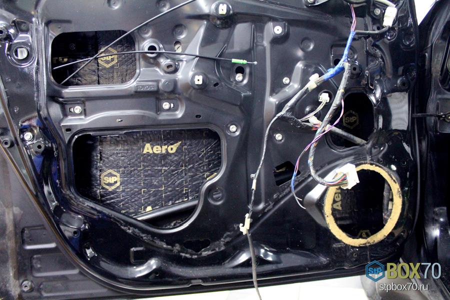 Шумоизоляция левой передней двери Toyota RAV4 первым слоем