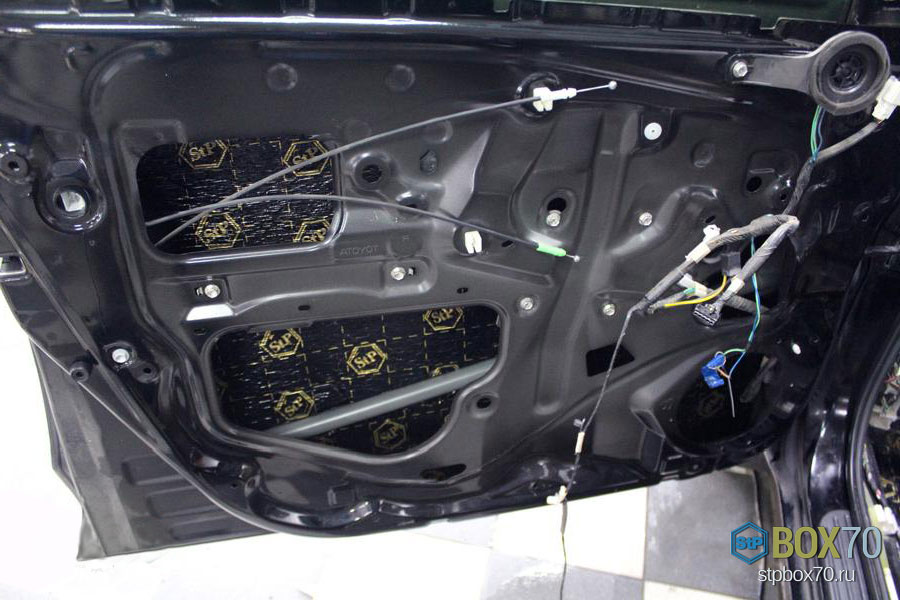 Шумоизоляция левой передней двери Toyota RAV4 вторым слоем
