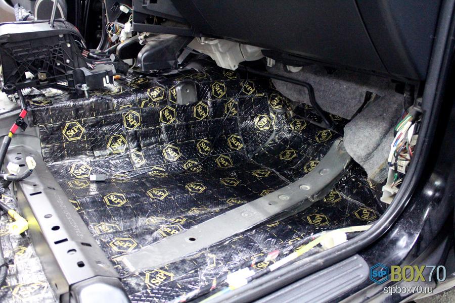 Шумоизоляция дна под панелью Toyota RAV4