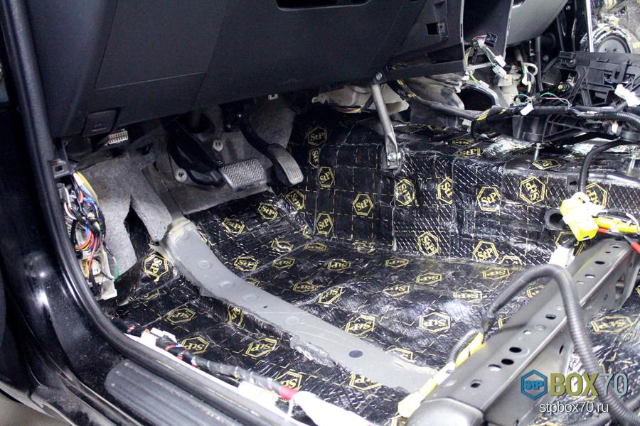 Шумоизоляция днища Toyota RAV4