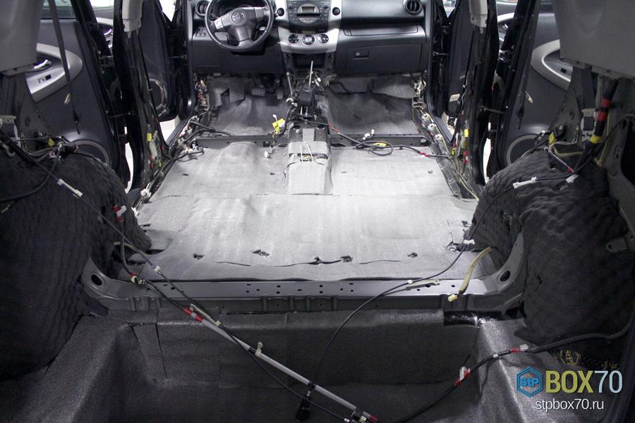 Шумоизоляция дна Toyota RAV4 вторым слоем