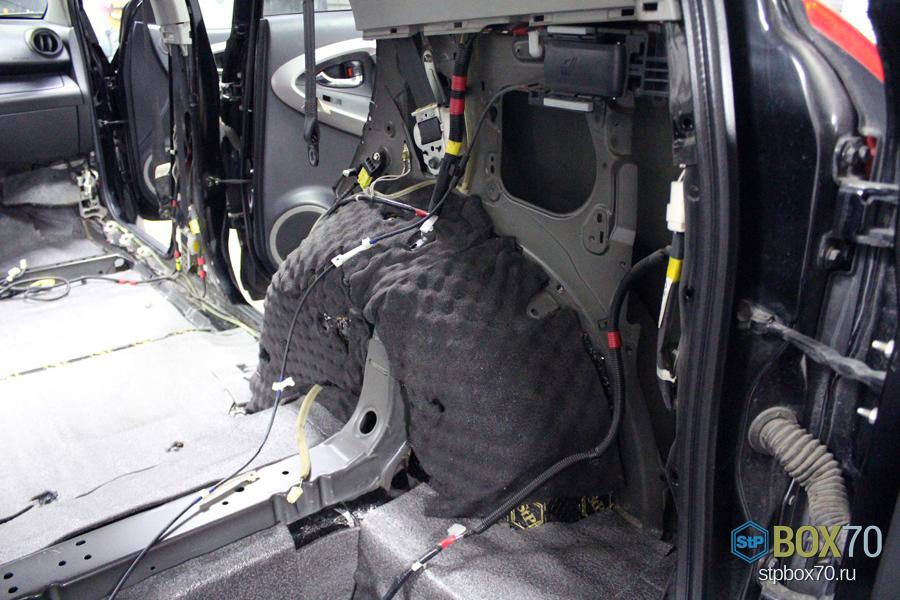 Шумоизоляция колесной арки Toyota RAV4 материалом Бипласт Премиум