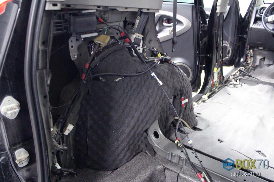 Шумоизоляция колесной арки Toyota RAV4 вторым слоем