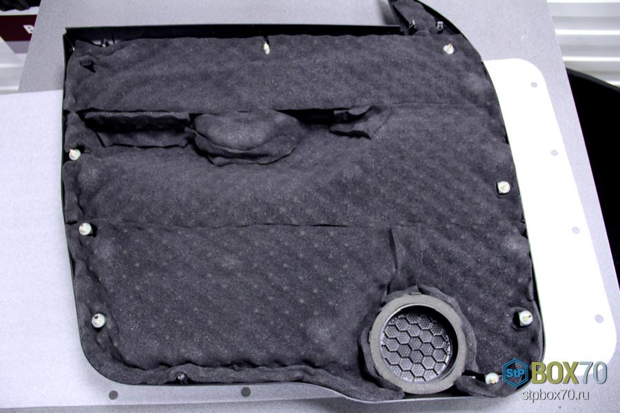 Шумоизоляция пластика правой передней двери УАЗ Патриот материалом Бипласт Премиум
